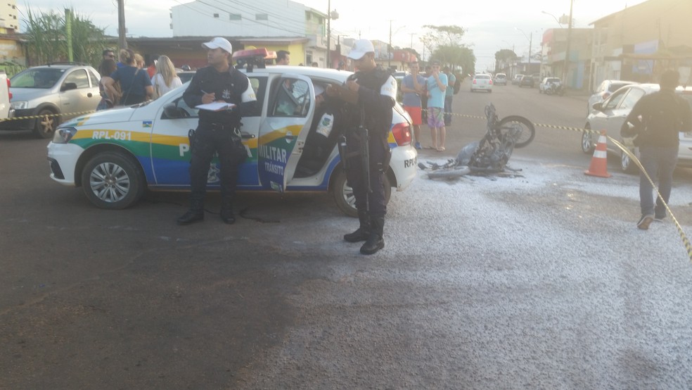 Segundo a PM de Trânsito, o carro invadiu a preferecial, causando o acidente  (Foto: G1 RO)