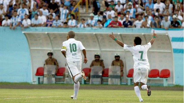 Alex marca o gol do título do Coritiba e comemora com o meia Rafinha (Foto: Divulgação / Site oficial do Coritiba)