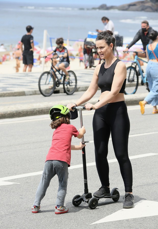 Carolina Kasting com a família no Rio (Foto: Daniel Delmiro/AgNews)