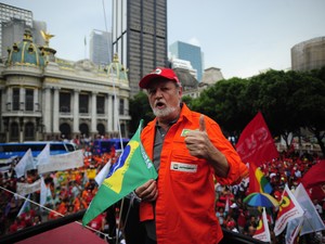 João Stédile participa de protesto no Centro do Rio nesta sexta-feira (13) (Foto: Fabio Teixeira / Parceiro Agencia O Globo)