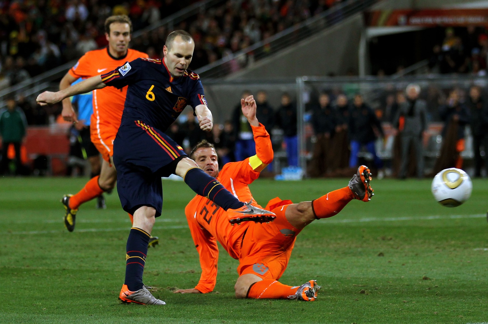 Iniesta agradece ao físico Isaac Newton pelo gol na final da Copa de 2010 (Foto: Getty Images)