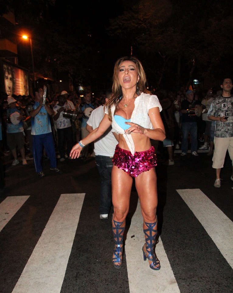 Sabrina Sato cai no samba (Foto: Adna Barbosa / Fotorionews)
