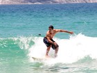 Sergio Malheiros mostra habilidade em tarde de surfe no Rio