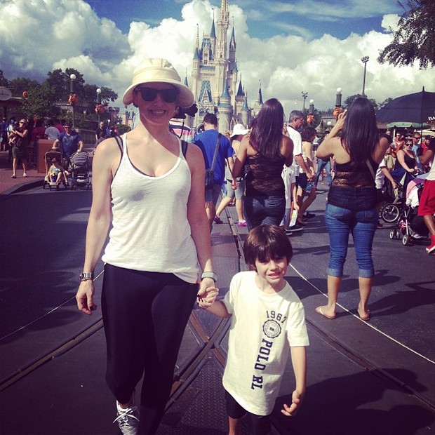 Mari Alexandre e filho na Disney (Foto: Instagram / Reprodução)