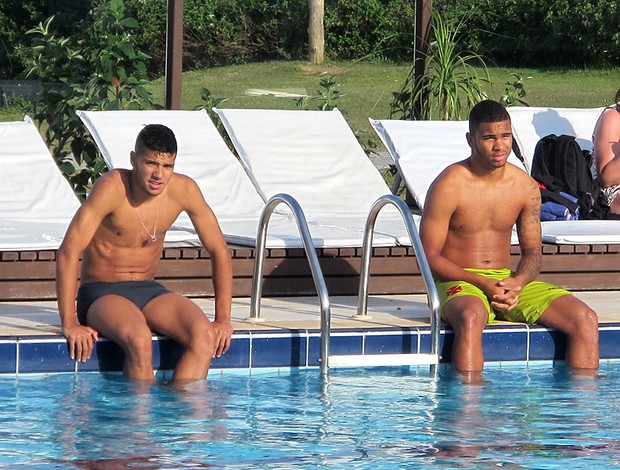Jovens Usam Piscina Para Relaxar Apos Vitoria E Ainda Sob Pressao Globoesporte Com