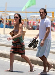Glenda Kozlowski curte praia com o namorado no Rio (André Freitas/Agnews)