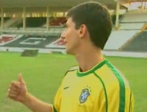 Pedrinho posa com a camisa da Seleção Brasileira em 1998 (Foto: Reprodução/TV Globo)