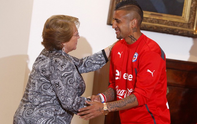 Michelle Bachelet  recebe jogadores festa torcida chegada Chile (Foto: EFE)