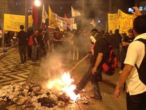 Manifestantes atearam fogo em restos de lixo em frente à Prefeitura (Foto: Felipe Truda/G1)