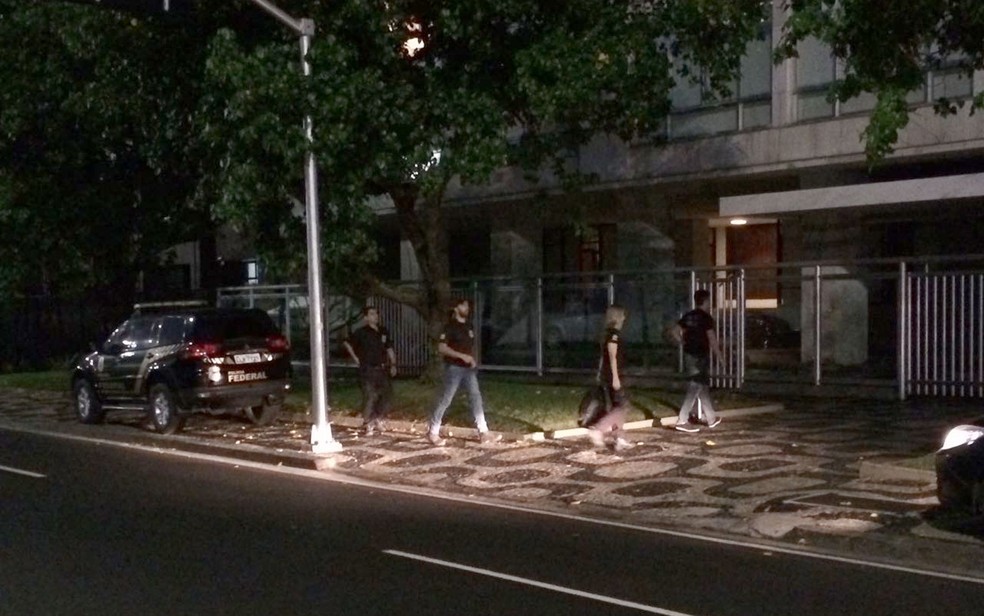 Agentes chegaram ao edifício de Marco Antônio pouco antes das 6h (Foto: Fernanda Rouvenat / G1)