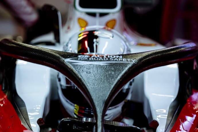 Sebastian Vettel, equipado com o "halo" em sua Ferrari, nos testes de Barcelona (Foto: Divulgação)