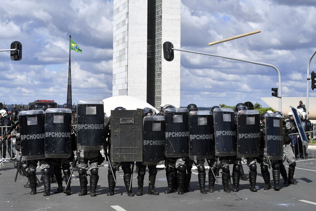 Manifestantes entram em choque com a polícia durante protesto contra o governo do presidente Michel Temer, em Brasília (Foto: Mateus Bonomi/AFP)