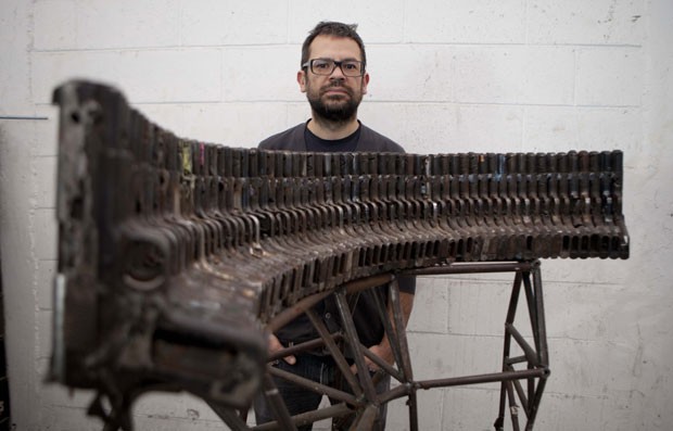 Pedro Reyes criou instrumentos musicais usando partes de armas aprendidas (Foto: Eduardo Verdugo/AP)