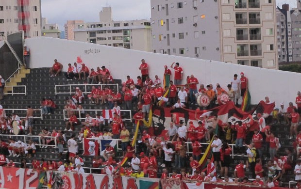 Torcida do Inter na Vila Belmiro Santos (Foto: Marcelo Hazan / globoesporte.com)