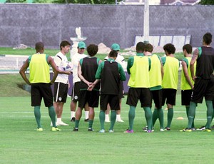 Tcheco e Marquinhos Santos conversam com a equipe do Coritiba (Foto: Divulgação / Site oficial do Coritiba)