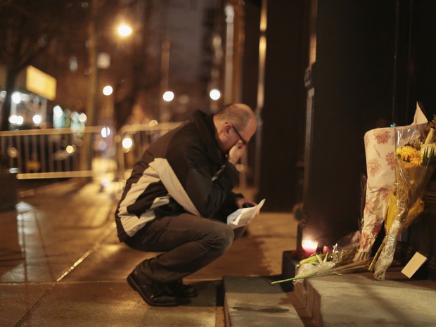 Prédio do ator Seymour Hoffman em Nova York recebeu homenagens de fãs (Foto: John Taggart/ Reuters)