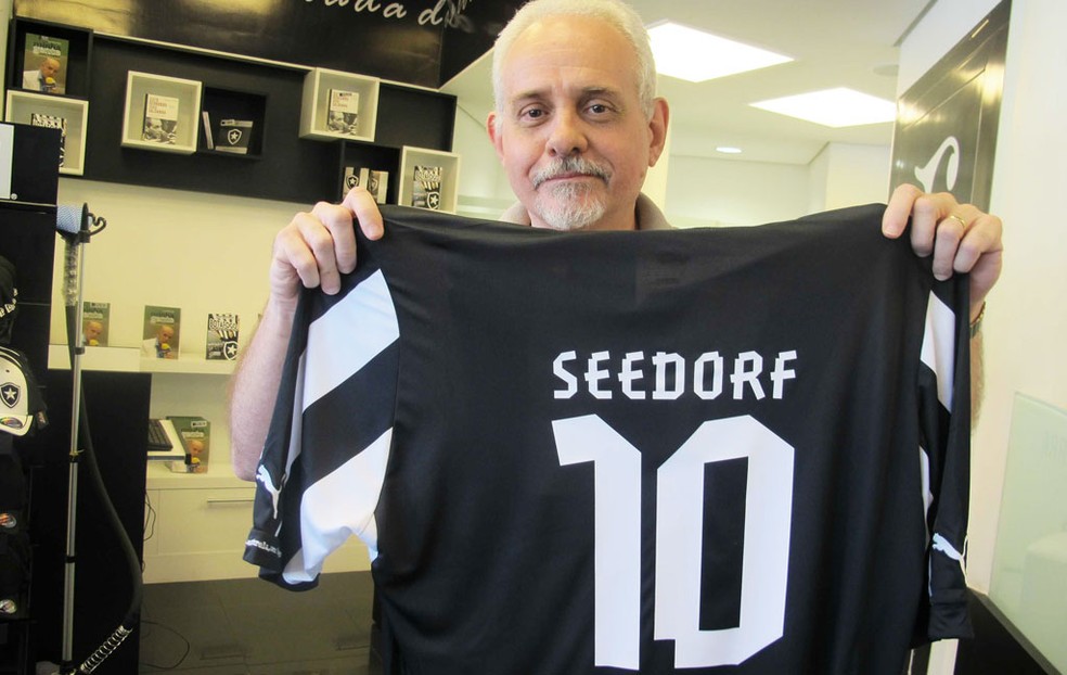 Torcedor com a camisa de Seedorf no último recorde de vendas do clube, em 2012 (Foto: Rafael Cavalieri)