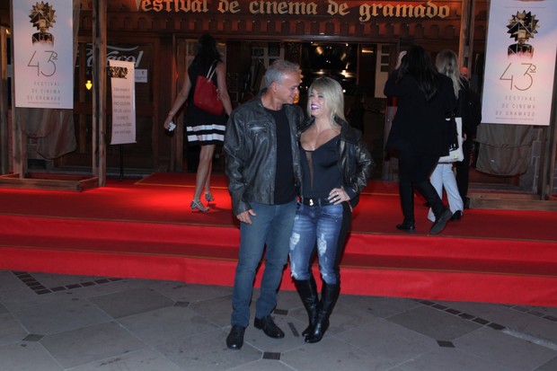 Kadu Moliterno e a namorada no Festival de Gramado (Foto: Marcello Sá Barretto / AgNews)