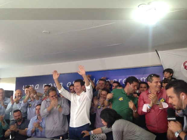 Nelson Marchezan Júnior e apoiadores comemoram vitória nas urnas em Porto Alegre  (Foto: Rafaella Fraga/G1 )