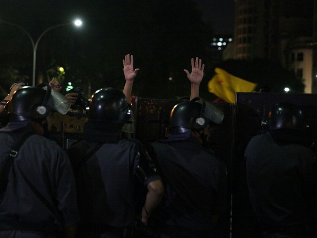 Cordão da polícia impede que os manifestantes ultrapassem a estação República do Metrô (Foto: Marcelo Brandt/G1)