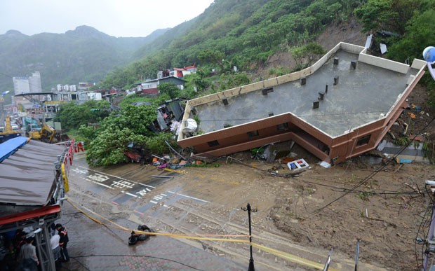 Várias pessoas foram retiradas de  Keelung após um prédio desabar neste domingo (1°) por conta de deslizamento de terra (Foto: Sam Yeh/ AFP)