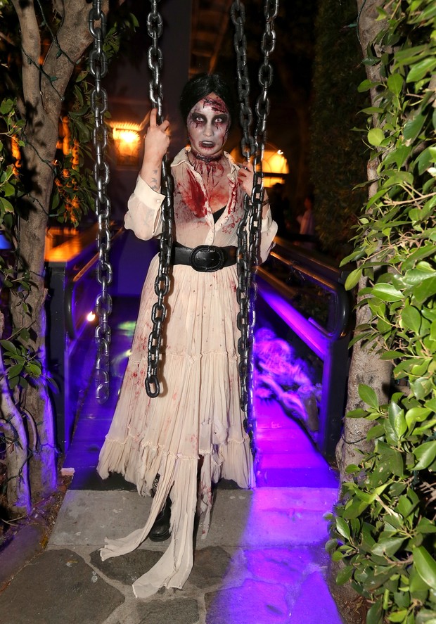 Demi Lovato fantasiada para festa de Halloween em Los Angeles, nos Estados Unidos (Foto: Christopher Polk/ Getty Images/ AFP)