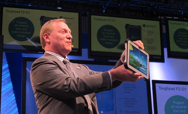 Jan Ruderman, vice-presidente do grupo de computação móvel corporativa da Panasonic, apresenta o ToughPad com Windows 8 (Foto: Daniela Braun/G1)