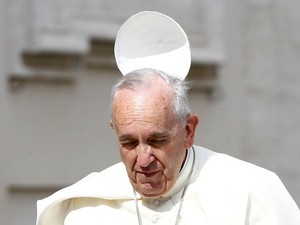 Vento tira a mitra da cabeça do Papa Francisco na chegada à audiência geral desta quarta-feira (24) na Praça de São Pedro, no Vaticano (Foto: Tony Gentile/Reuters) Vento tira a mitra da cabeça do Papa Francisco na chegada à audiência geral desta quarta-feira (24) na Praça de São Pedro, no Vaticano (Foto: Tony Gentile/Reuters)