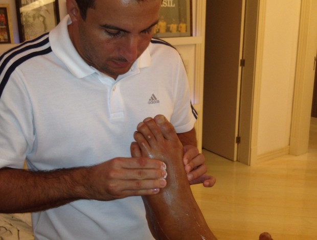 Adriano faz fisioterapia (Foto: Divulgação/MCAtrês)