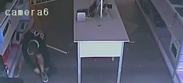 Polícia divulga vídeo de 'assaltante atrapalhado' na Austrália (Foto: Queensland Police Service/Facebook)
