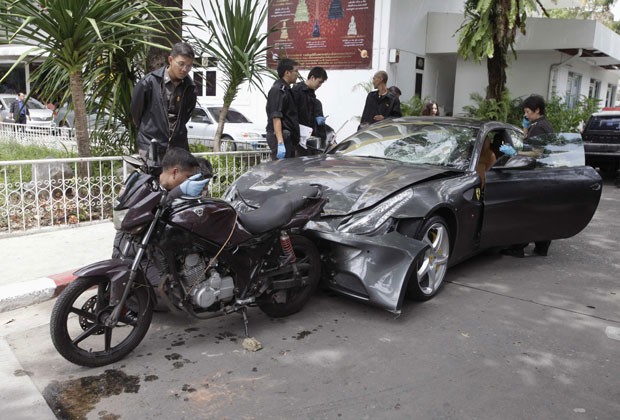 Policiais inspecionam a Ferrari de herdeiro da Red Bull envolvido em acidente que matou policial nesta segunda (3) (Foto: AP)