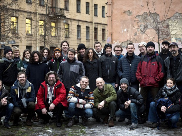 Grupo de 30 ativistas do Greenpeace que foram detidos na Rússia após ato contra exploração no Ártico; brasileira Ana Paula Maciel (embaixo, à direita) está entre eles (Foto: Dmitri Sharomov/Greenpeace International / AFP)