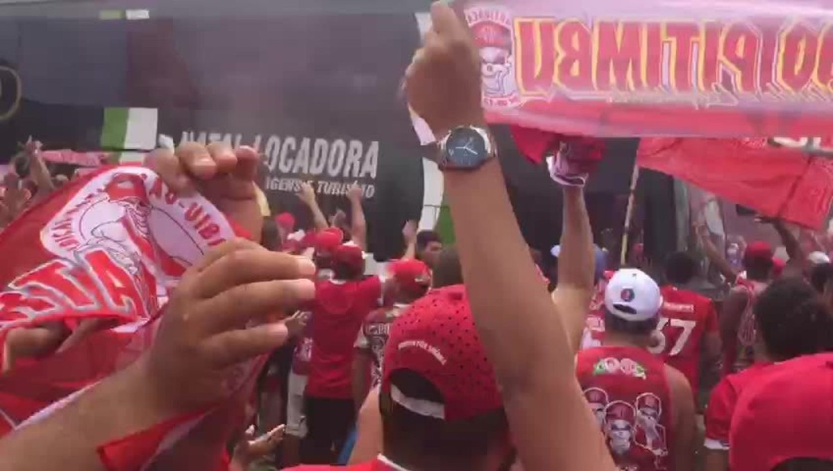 Torcida do América RN faz ato de apoio ao time e provoca aglomeração em