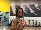 Mayra Cardi exibe cintura finíssima em selfie na academia
