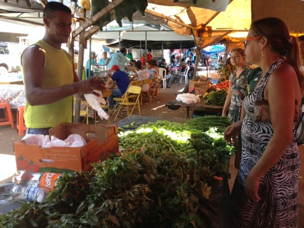 Feirantes e clientes reclamam da aumento nos preços de alguns produtos. Fornecedores do Baixo Madeira deixaram de abastecer a capital. (Foto: Suzi Rocha/G1)