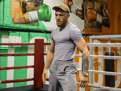 Conor McGregor parede academia UFC (Foto: Reprodução/Twitter)