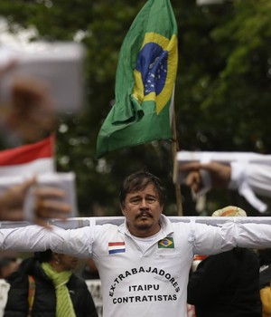 Operários que construíram Itaipu fazem protesto no Paraguai (Jorge Saenz/AP)