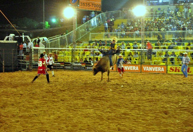 Peão tenta ficar em cima do touro em rodeio da Expoari (Foto: Alerta Notícias/Divulgação)
