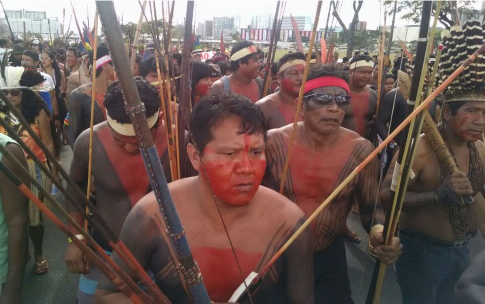 Índios fecham Esplanada e entram em conflito com PM em ato por demarcação (Foto: Marília Marques/G1)