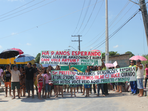 Manifestantes utilizaram madeira e pneus para impedir a passagem de carros no local (Foto: Girlene Medeiros/G1 AM)