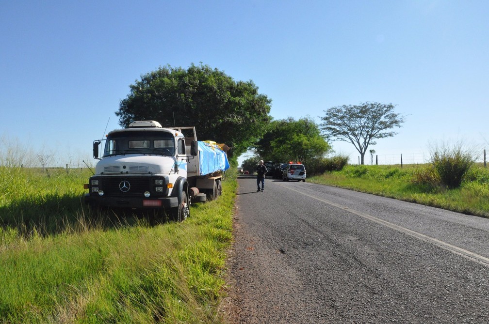 Motorista de um dos caminhões envolvidos não se feriu (Foto: Augusto Santos/O Pacaembuense)
