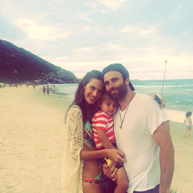 Alessandra Ambrósio marido, Jamie Mazur, eo o filho, Noah, na Praia Brava, em Florianopolis, Santa Catarina (Foto: Instagram/ Reprodução)