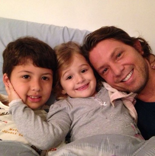 Mário Frias posa com os filhos (Foto: Instagram / Reprodução)