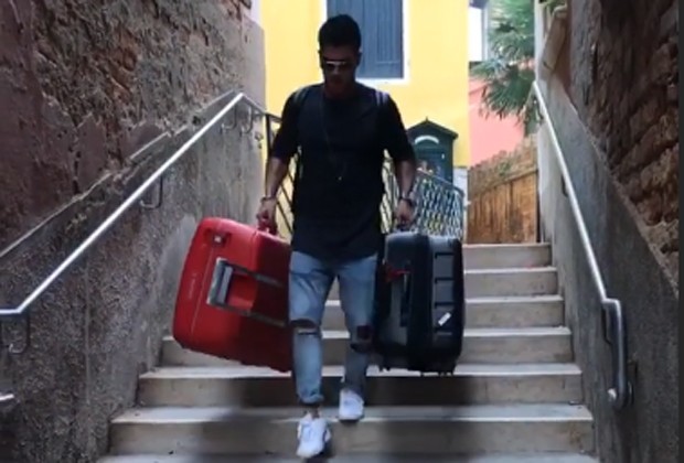 Arthur Aguiar carrega malas pelas escadarias de Veneza, na Itália (Foto: Reprodução/Instagram)