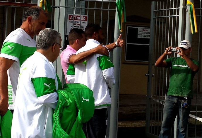 torcedor tira fotos com jogadores da Argélia (Foto: Jorge Natan)