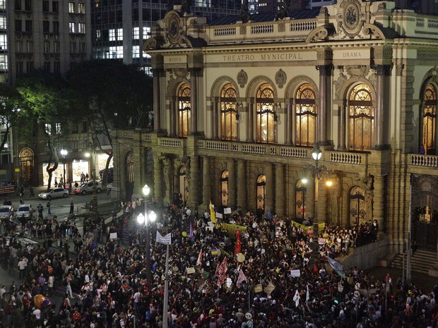 Ato contra aumento dos transportes reúne manifestantes no Centro de São Paulo. (Foto: Gabriela Biló/Futura press/Estadão Conteúdo)