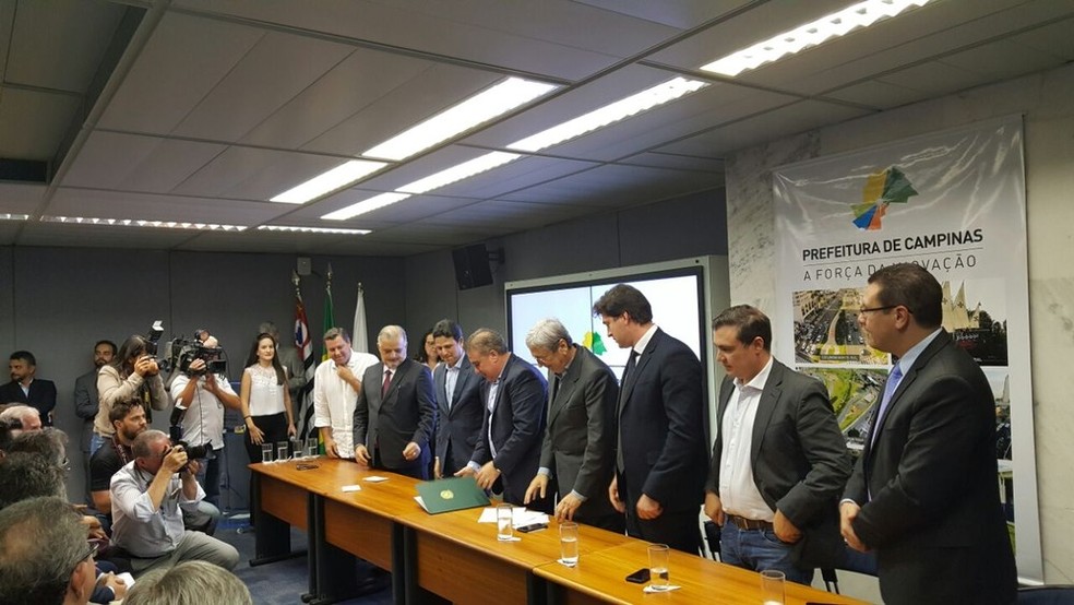 Assinatura do contrato do BRT, em Campinas (Foto: Fernando Pacífico/G1 )