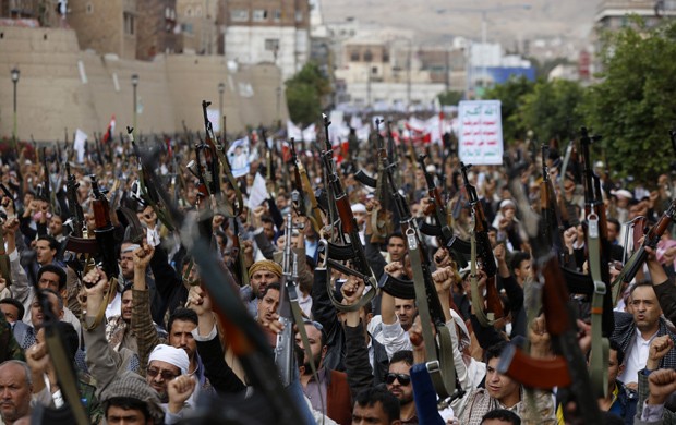  Rebeldes da milícia Houthi protestam com armas nas mãos em Sana, no Iêmen, contra ataques aéreos de coalizão liderada pela Arábia Saudita nesta sexta-feira (24)  (Foto: AP Photo/Hani Mohammed)