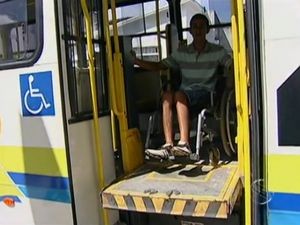Cadeirante ficou quase 2h preso em um ônibus. (Foto: Reprodução/TV Sergipe)