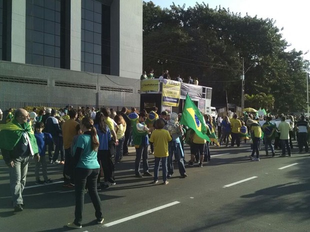 Manifestação em apoio à Operação Lava Jato ocorre em Florianópolis na tarde deste domingo (31) (Foto: Ricardo Von Dorff/RBS TV)